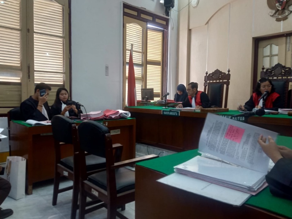 Hakim PN Medan saat menyidangkan terdakwa kasus sabu secara secara virtual. (Dok: Gusman/Sumut Pos)