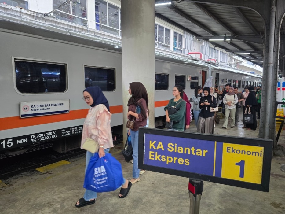 KERETA API: Pelanggan saat menumpang kereta api.