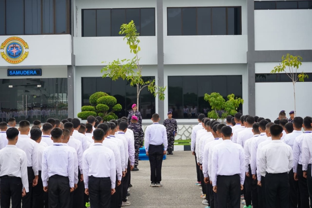 PENERIMAAN: Kodaeral I saat proses penerimaan prajurit TNI Angkatan Laut (TNI AL).(Dispen Kodaeral I)