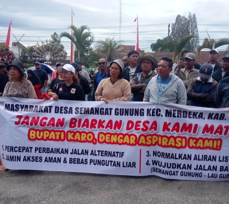 ORASI: Warga Desa Semangat Gunung nenyampaikan aspirasi aksi demo di depan kantor Bupati Karo 
