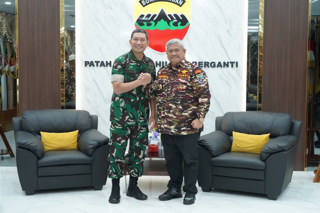 SAMBUT: Pangdam I/BB menyambut kehadiran Ketua FKPPI Sumut di Makodam Jalan Gatot Subroto Medan, Kamis (20/8) (fajar)
