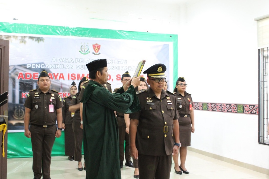 PELANTIKAN: Kasi Pidum Kejaksaan Negeri Dairi yang baru, Ade Djaya Ismanto saat dilantik, Jumat (20/8). (RUDY SITANGGANG/SUMUT POS).