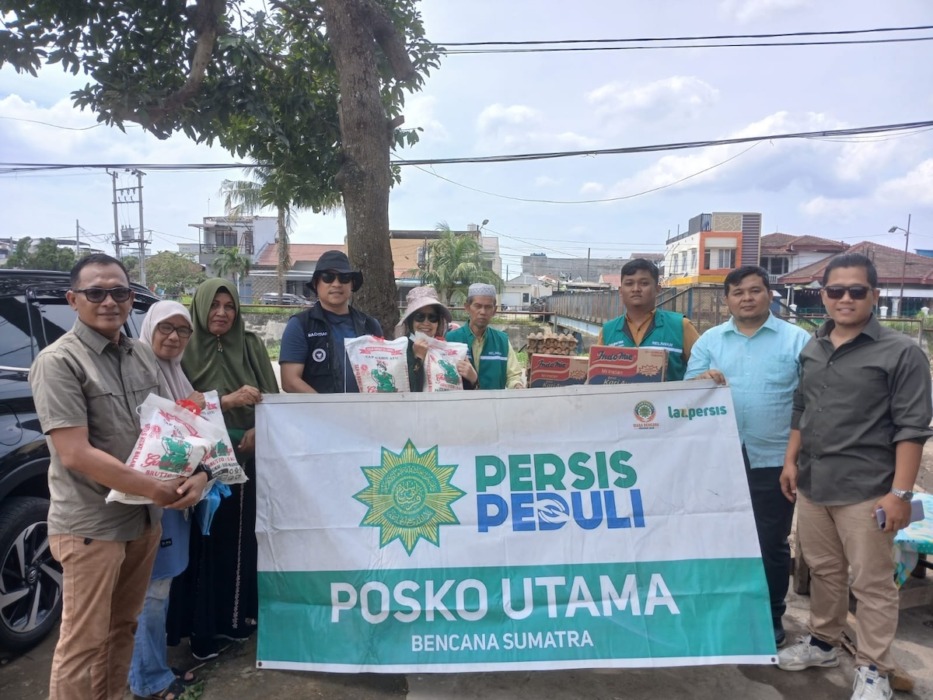 BANTUAN: Tim relawan Lembaga Amil Zakat (LAZ) Persis Sumut dan Persistri menyalurkan bantuan untuk masyarakat terdampak puting beliung di kawasan Jalan STM Ujung Kanal, Kelurahan Suka Maju, Medan Johor.