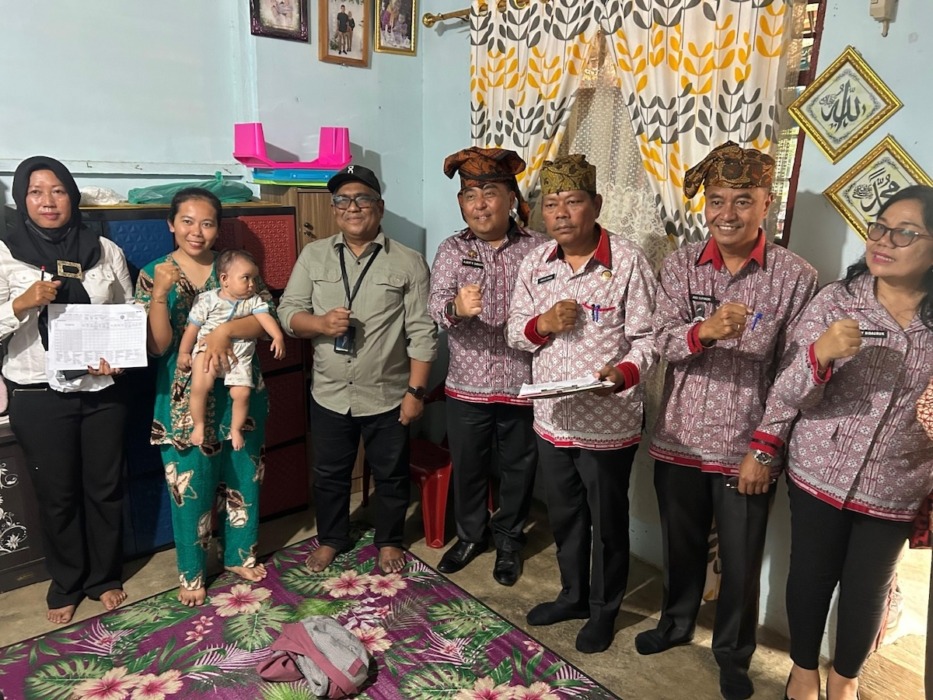 BERKUNJUNG: Kepala Perwakilan BKKBN Sumut, Dr Mahyuzar saat berkunjung ke rumah salah seorang warga di Simalungun, Kamis (20/8). (Istimewa/Sumut Pos)