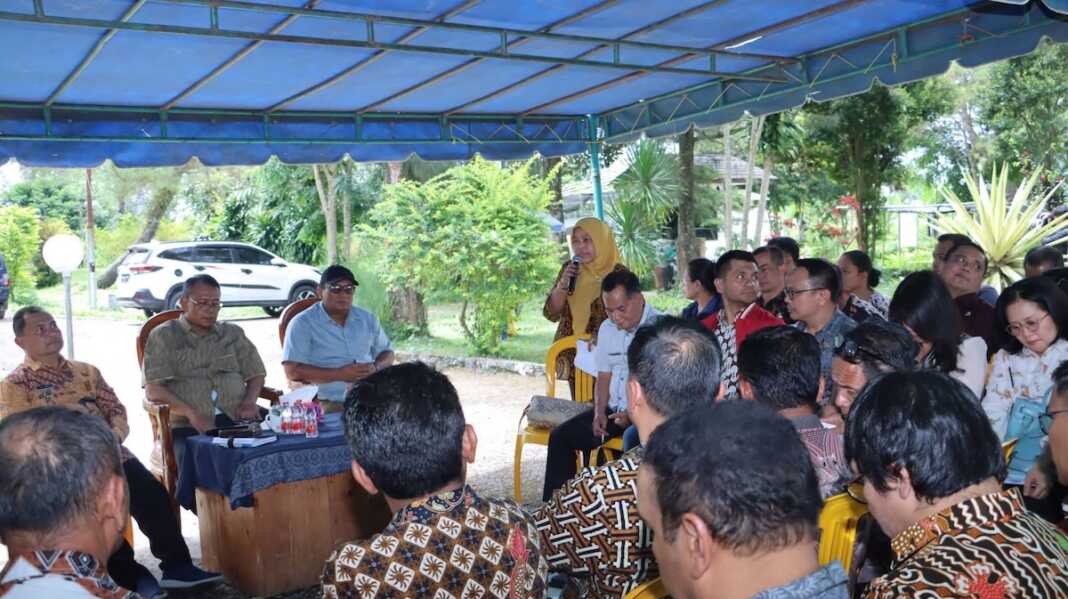Bupati Dairi, Vickner Sinaga didampingi Wakil Bupati, Wahyu Daniel Sagala memimpin rakor evaluasi target capaian kinerja program tahun 2026.RUDY SITANGGANG/SUMUT POS.