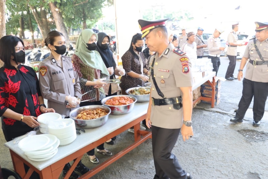 SEDIAKAN MAKANAN: Warung Polri Presisi menyediakan 350 porsi makanan sebagai bentuk kepedulian sekaligus upaya mempererat kedekatan dengan masyarakat di depan Lapangan Ika Bina, Jalan MH Thamrin, Rantauprapat, Jumat (21/8).// (fajar)