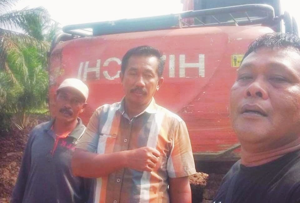 WARGA MENGELUH: Warga mengeluhkan kebijakan pelarangan pihak PT Smart Kebun Adipati memasukkan excavator untuk membersihkan parit di kawasan kebun sawit di Dusun XII, Desa Belungkut, Kecamatan Marbau, Kabupaten Labura.(fajar)