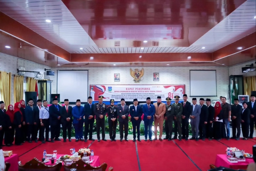 BERSAMA: Wali Kota Tebingtinggi H Iman Irdian Saragih bersama Wakil Wali Kota Tebingtinggi H Chairil Mukmin Tambunan, pimpinan DPRD, unsur Forkopimda dan tamu undangan berfoto bersama usai menghadiri Rapat Paripurna DPRD Kota Tebingtinggi dalam rangka mendengarkan Pidato Kenegaraan Presiden RI, Jumat (14/8) kemarin.