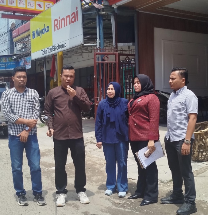 BERSAMA: Pengacara Halomoan Panjaitan dan rekan bersama klien Drg Hartati Z Rangkuti di Jalan Siringoringo Rantauprapat (fajar)