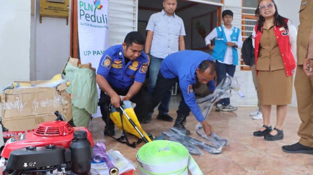 TERIMA: BPBD Kabupaten Dairi menerima sarpras Damkar daru PT PLN Nusantara UP Pandan, Senin (24/8).RUDY SITANGGANG/SUMUT POS.