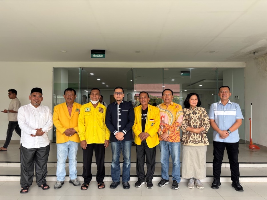 JENGUK: Anggota DPR RI Ahmad Doli Kurnia Tanjung, menjenguk Alfi, seorang anak yang menjadi korban kekerasan berat di Kabupaten Dairi, Sumatera Utara. Alfi saat ini menjalani perawatan di Rumah Sakit Haji Medan, Selasa (25/8/2026).(Dok : Ihsan Syahreza)