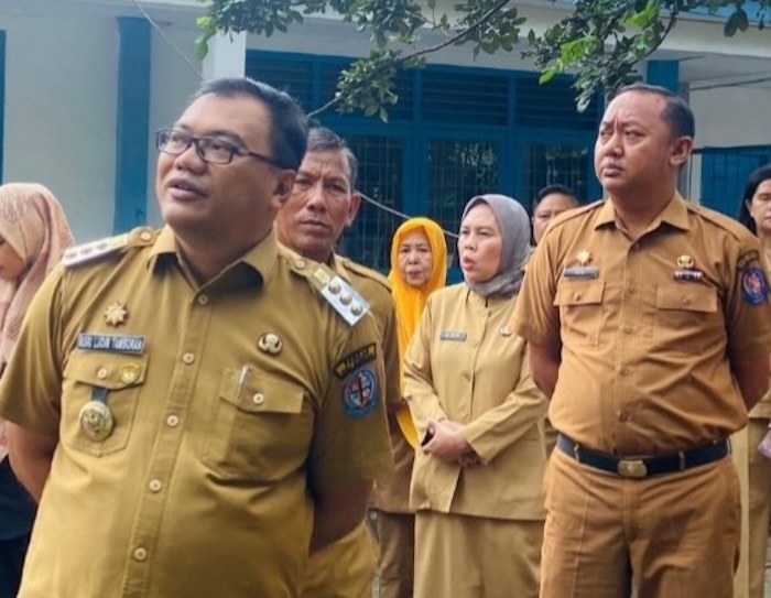 BERSAMA: Kadis LH Deliserdang Rio Laka Dewa saat bersama Bupati Deliserdang Asri Ludin Tambunan dalam suatu kegiatan, beberapa waktu lalu.