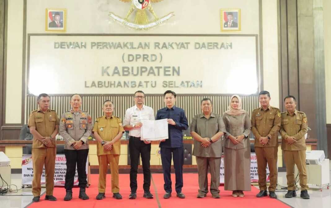 PARIPURNA: Bupati Labusel Fery Sahputra Simatupang SH bersama Wakil Bupati Syahdian Purba Siboro SH menghadiri Rapat Paripurna DPRD Labusel dalam agenda penandatanganan Nota Kesepakatan APBD Tahun Anggaran 2027 di Ruang Rapat Paripurna DPRD Kabupaten Labuhanbatu Selatan, Senin (24/8).