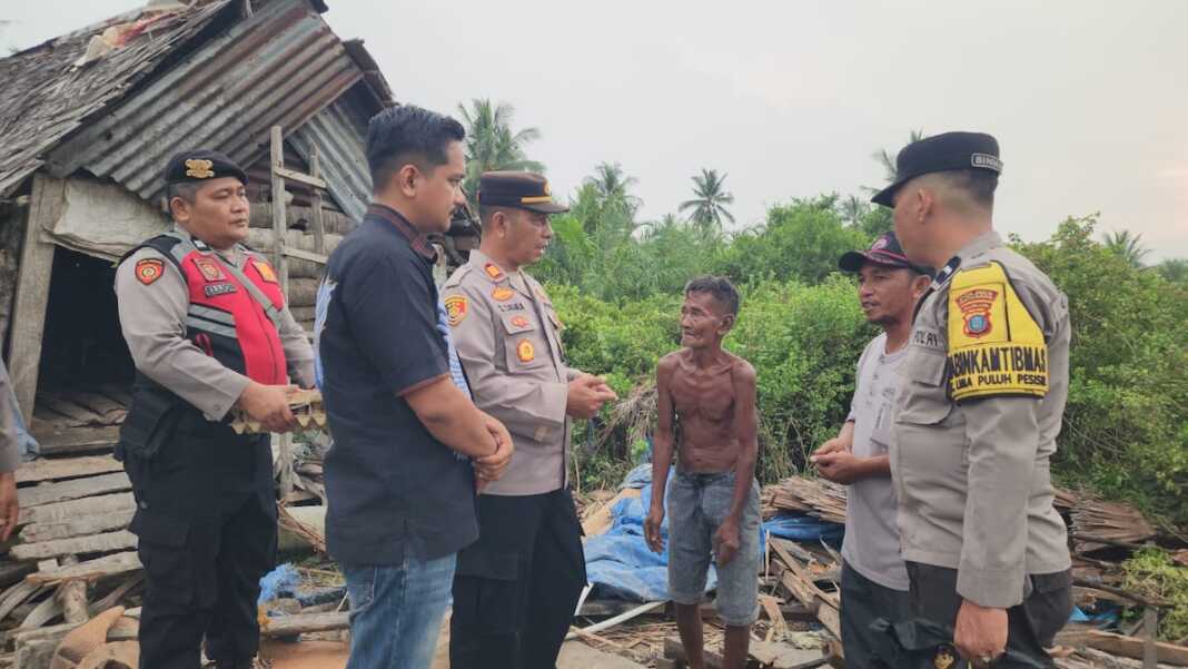 Kapolsek Lima Puluh AKP Salomo Sagala Kapolsek Lima Puluh AKP Salomo Sagala, S.H., bersama personel mendatangi rumah warga yang mengalami kerusakan akibat diterjang angin kencang di Dusun Guntung Timur, Kecamatan Lima Puluh Pesisir, Kabupaten Batu Bara, Selasa (26/8/2026) sore.Foto.Humas Polres Batubara.