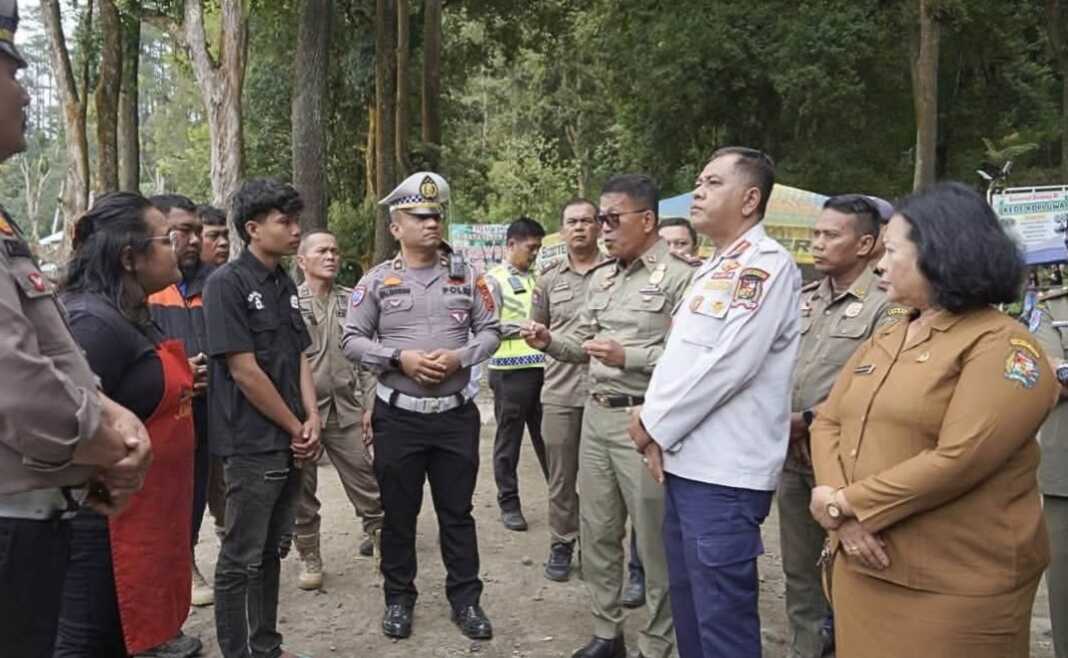 EDUKASI: Tim gabungan Pemkab Karo memberi edukasi ke warga pelaku usaha di Wisata Deleng Singkut Berastagi.