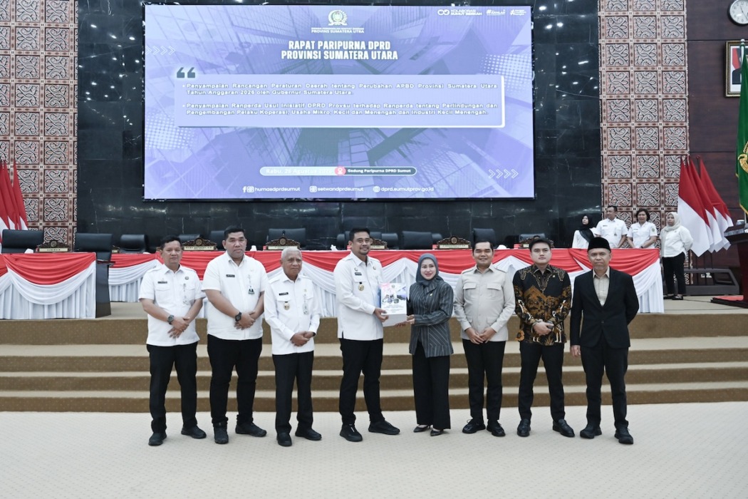 SERAHKAN: Gubsu Bobby Nasution menyerahkan dokumen Ranperda tentang Perubahan Anggaran Pendapatan dan Belanja Daerah (APBD) Provinsi Sumut Tahun Anggaran 2026, di Gedung DPRD Sumut, Jalan Imam Bonjol, Medan, Rabu (26/8/2026). (Dinas Kominfo Sumut)