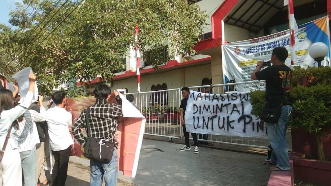 DEMO: Puluhan mahasiswa UDA menggelar aksi demonstrasi di depan kampus mereka di Jalan Dr. TD Pardede, Kelurahan Petisah Hulu, Medan Baru, Rabu (26/8/2026).