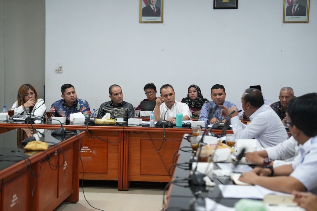 BERSAMA: Ketua DPRD Deliserdang Zakky Shahri, Wakil Ketua DPRD Deliserdang Hamdani Syahputra dan anggota Banggar lainnya saat rapat bersama Kadis LH Deliserdang Rio Laka Dewa.