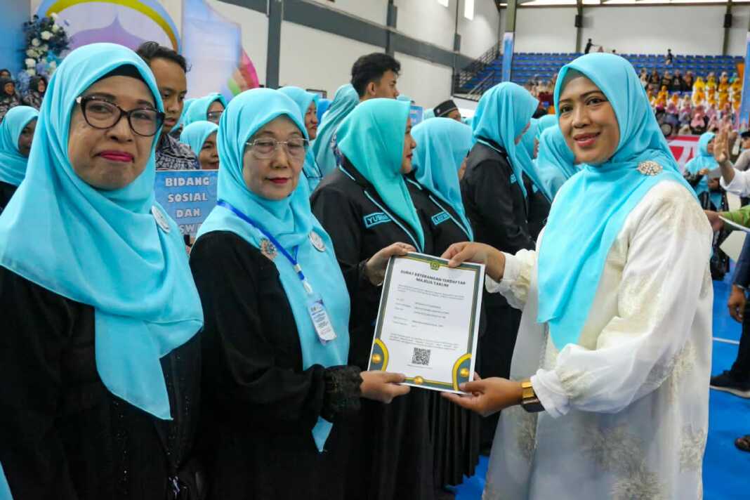 SERAHKAN SK: Wakil Wali Kota Pematangsiantar Herlina menyerahkan SK kepada pengurus Majelis Taklim Silaturahmi Pematangsiantar di Gedung Olahraga (GOR) Lantai 4 Suzuya Merdeka Mall, Jalan Merdeka Kelurahan Pardomuan Kecamatan Siantar Timur, Selasa (25/8).