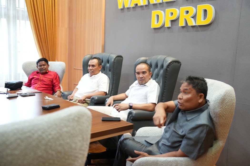BERSAMA: Ketua DPRD Deliserdang Zakky Shahri bersama Wakil Ketua DPRD masing-masing Agustiawan Saragih, Kuzu Serasi Tarigan dan H. Hamdani Syahputra.