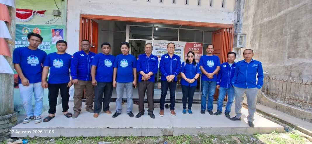 Ketua DPC Partai Demokrat Dairi, Wanseptember Situmorang (5kanan) bersama jajaran diabadikan usai menggelar aksi donor darah di Kantor PMI Dairi, Kamis (27/8).RUDY SITANGGANG/SUMUT POS.