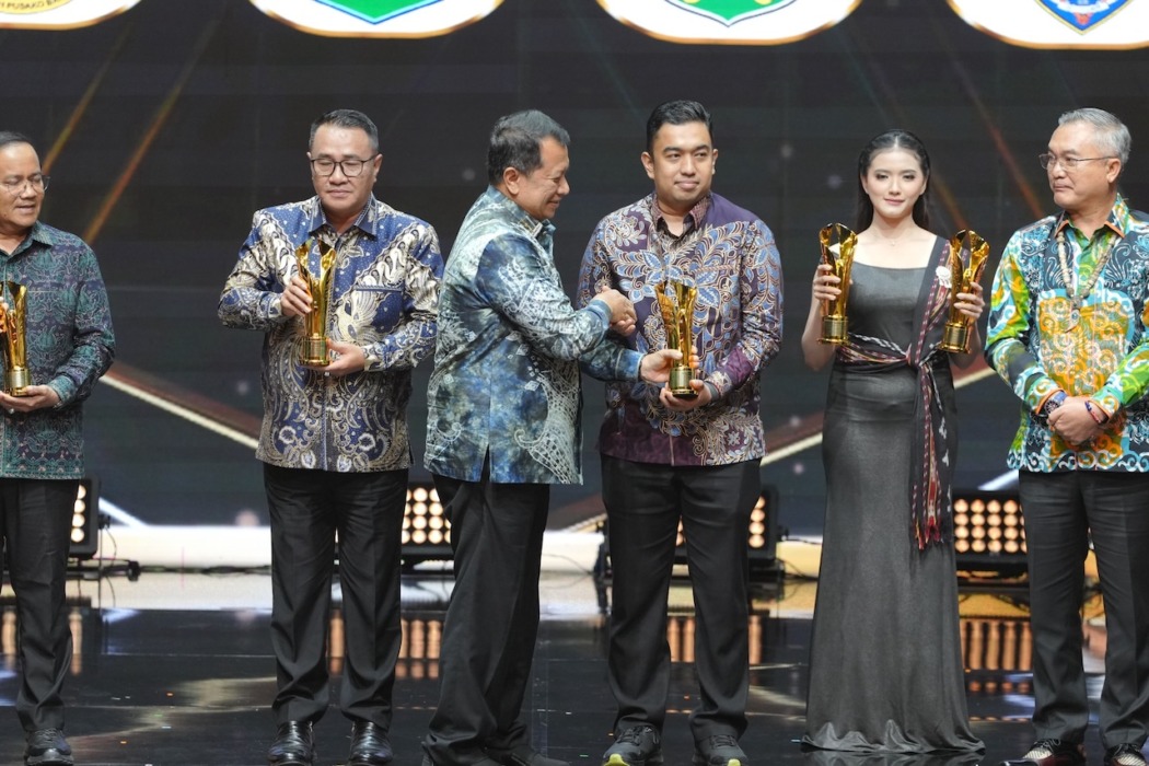 PENGHARGAAN: Wali Kota Medan Rico Waas yang diwakili Pj Sekda Kota Medan Erfin Fahrurrazi menerima penghargaan Pemimpin Daerah Award 2026 kategori Inovasi Daerah.