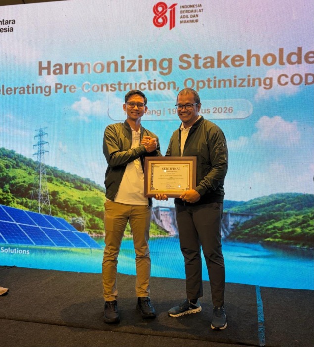 PENGHARGAAN: Executive Vice President Pengembangan, Pinjaman dan Perizinan Proyek PT PLN (Persero) Irwanto Wahyu, memberikan penghargaan kepada Senior Manager Perizinan, Pertanahan dan Komunikasi PLN UIP SBU Reza Pane sebagai perwakilan PLN UIP SBU, Rabu (19/8/2026).