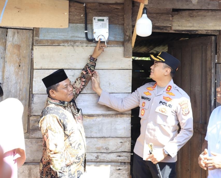 PASANG LISTRIK GRATIS: Kapolres Labuhanbatu Gandeng PLN Pasang Listrik Gratis di tujuh rumah warga kurang mampu (fajar)