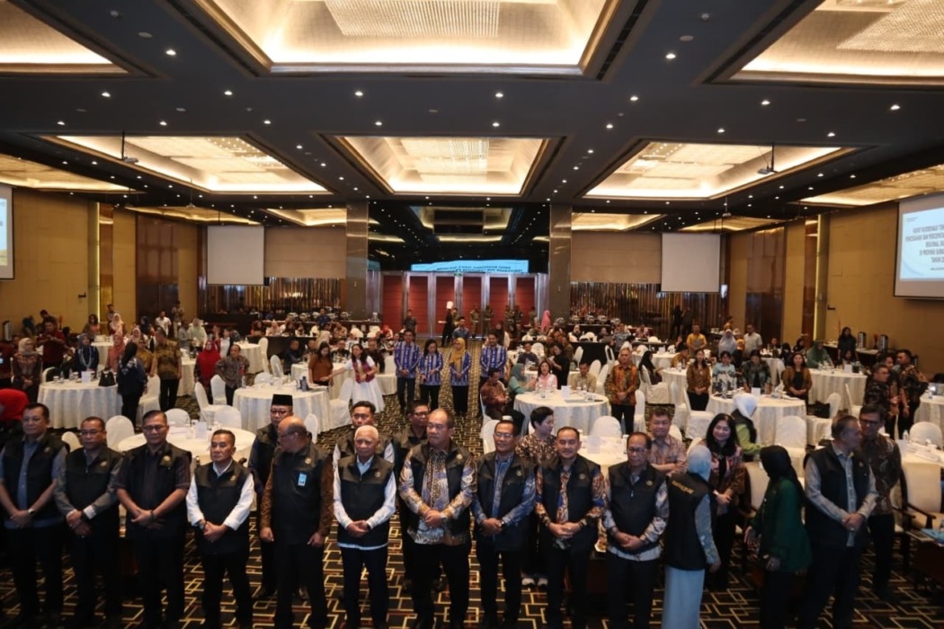 RAKOR: Wali Kota Tebingtinggi H Iman Irdian Saragih bersama para peserta dan pejabat daerah berfoto bersama usai mengikuti Rakor Teknis dan Advokasi Pencegahan dan Percepatan Penurunan Stunting Regional Sumatera Tahun 2026 di Hotel Grand Mercure Medan, Kamis (27/8).Azan purba/ sumutpos.