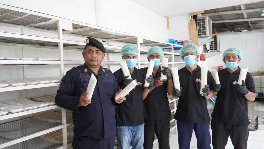 TEMPE: Warga binaan Rumah Tahanan Negara (Rutan) Kelas I Medan menunjukkan tempe hasil produksi mereka.