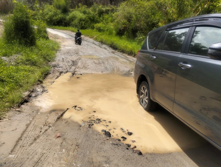 RUSAK PARAH: Kondisi jalan alternatif yang menghubungkan Tigapanah menuju Medan melalui Desa Bertah, Kecamatan Tigapanah, Kabupaten Karo, rusak parah.
