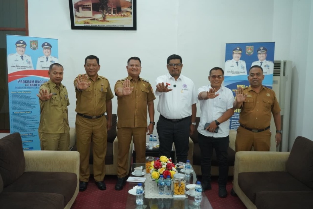 TERIMA KUNJUNGAN: Wabup Asahan, Rianto SH MAP menerima kunjungan Ketua Komnas Anak RI, Agustinus Sirait di Ruang Kerja Wakil Bupati Asahan, Senin (3/8).