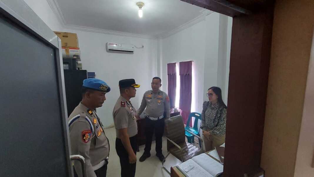 PENGECEKAN: Wakapolres Labuhanbatu, Kompol PS Simbolon saat  melakukan pengecekan dan pengawasan pelayanan publik di Kantor Samsat Labuhanbatu, di Kantor Samsat Labuhanbatu, Rantauprapat, Senin (3/8),  (fajar)
