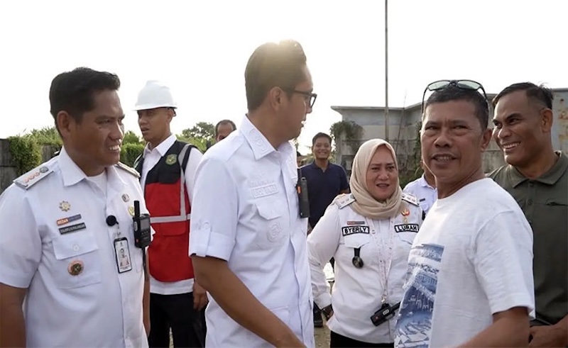 DAMPINGI: Lurah Paya Pasir, Kecamatan Medan Marelan, Syerly saat mendampingi Wali Kota Medan Rico Waas.