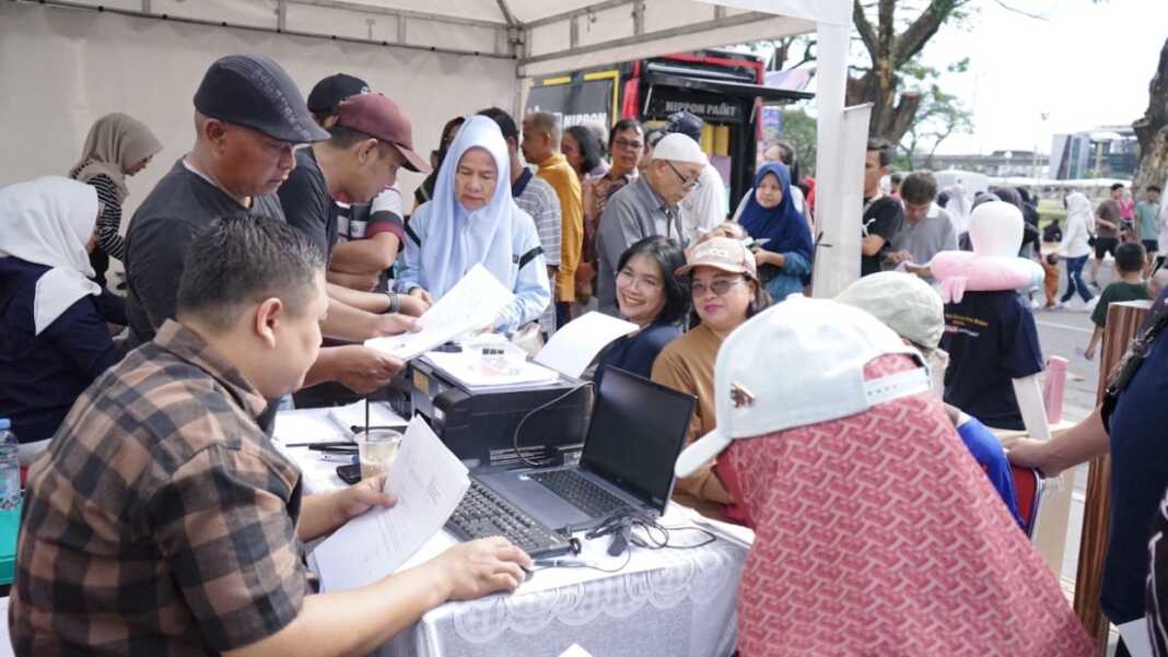 ANTUSIAS: Warga antusias membayar pajak PBB pada kegiatan Car Free Day (CFD) di kawasan Lapangan Merdeka.