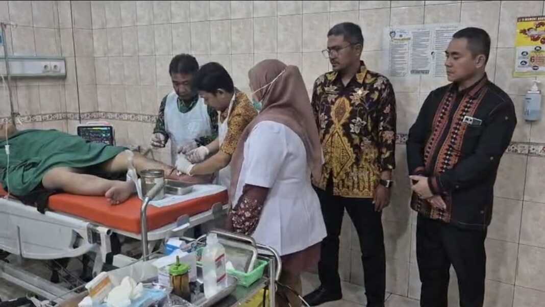 PENANGANAN: Korban pohon tumbang saat mendapat penanganan medis di IGD RSUD Djoelham. (Diskominfo Binjai/Sumut Pos)