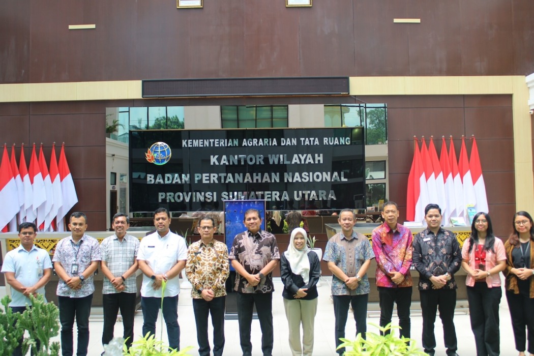 FOTO BERSAMA: Ombudsman RI Sumut beserta Kanwil BPN Provinsi Sumut, foto bersama di Kantor BPN Sumut, Medan. (Istimewa/Sumut Pos)