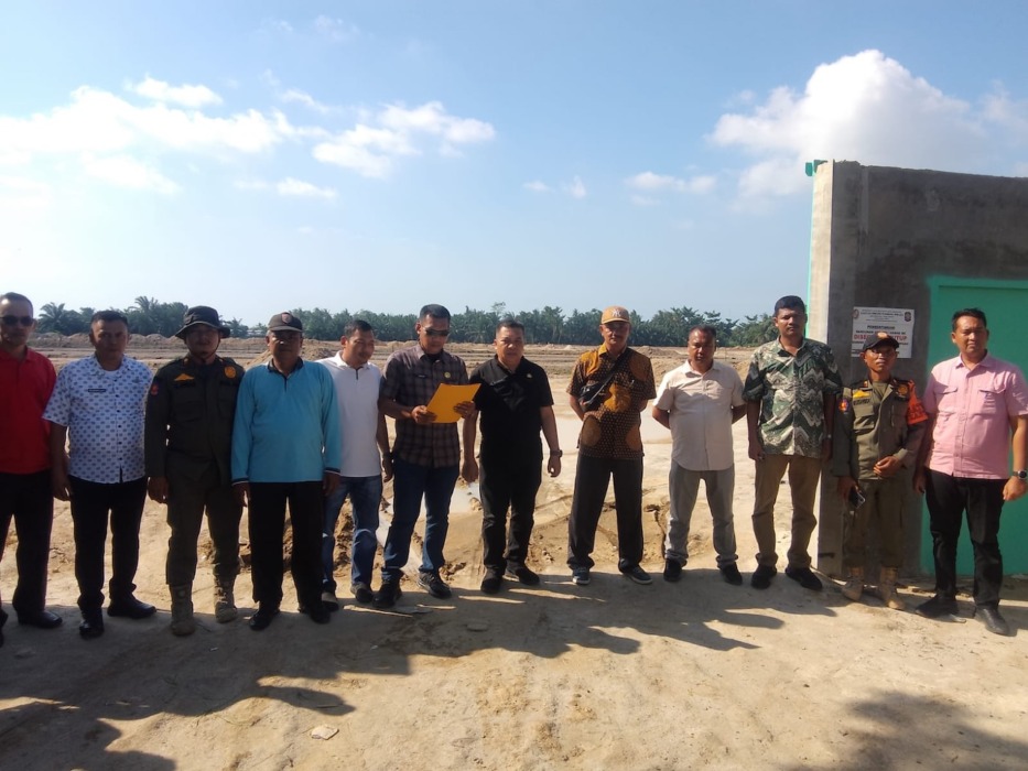 BACAKAN: Personel Satpol-PP Deliserdang saat membacakan keputusan penyegelan.