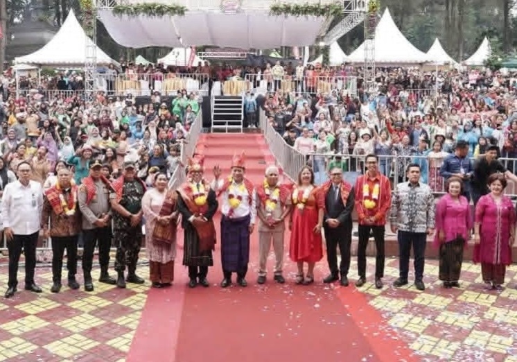 BUKA: Menteri Koperasi Republik Indonesia, Dr. Ferry Juliantono membuka Festival Bunga dan Buah di Taman Mejuah-juah Berastagi