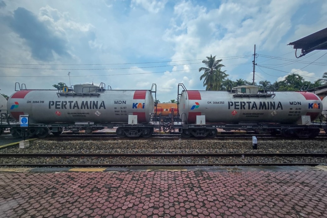 ANGKUT BBM: PT Kereta Api Indonesia (Persero) Divisi Regional I Sumatera Utara saat mengakut.(PT. KAI Drive I Sumut). Sepanjang Januari hingga Juli 2026, KAI Divre I Sumut berhasil mengangkut 208.070 ton BBM.