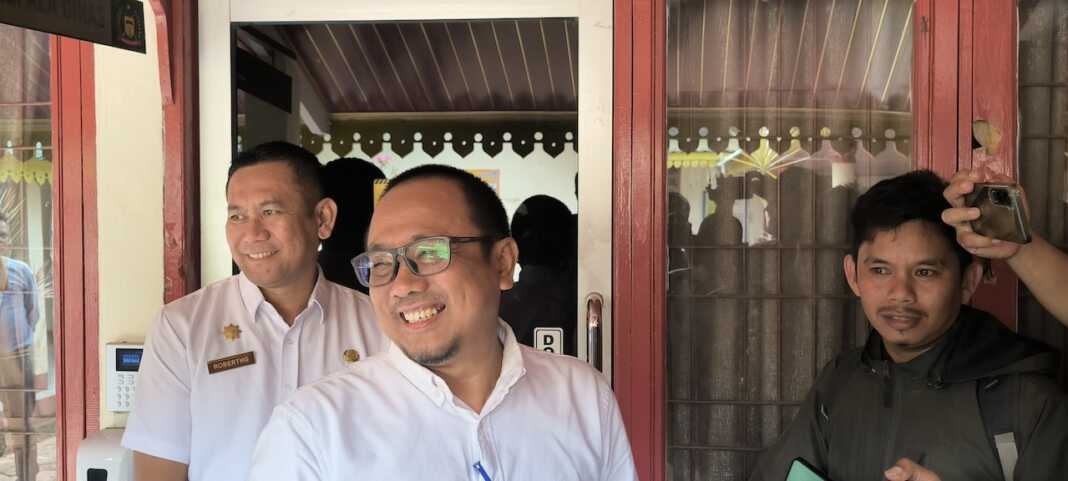 Kadisdik Langkat, Ilhamsyah Bangun (pakai kacamata). (Teddy Akbari/Sumut Pos).