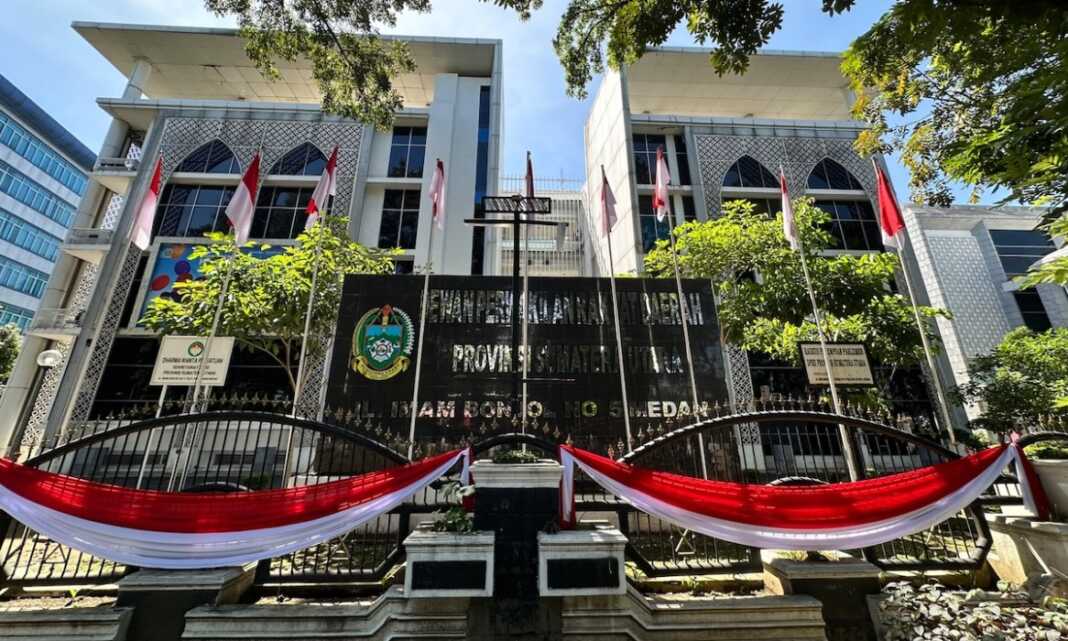 MERAH PUTIH: Gedung DPRD Sumatera Utara, Jalan Imam Bonjol Medan dihiasi deretan bendera Merah Putih. (MARKUS/SUMUTPOS)