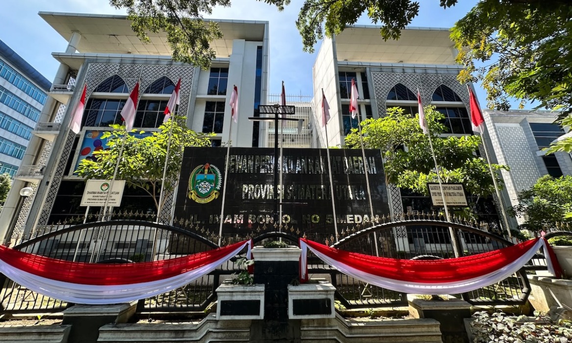 Sambut HUT RI dengan Semangat Kebersamaan, Merah Putih Mulai Berkibar di Gedung DPRD Sumut