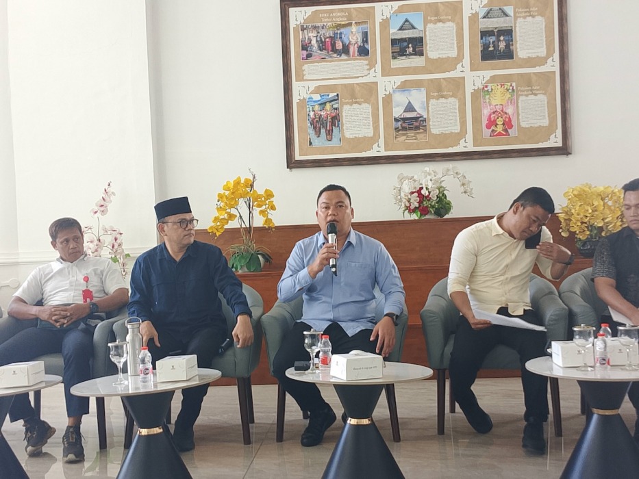 KETERANGAN PERS: Direktur Utama (Dirut) PT Aneka Industri Jasa (AIJ) Swangro Lumbanbatu saat memberikan keterangan pers(Ihsan Syahreza/sumutpos)
