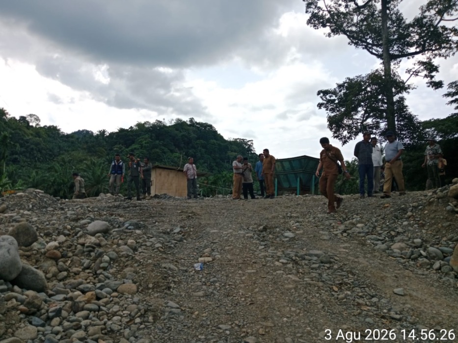 PANTAU TAMBANG: Pemerintah Provinsi Sumatera Utara (Pemprovsu) melalui Dinas Perindustrian, Perdagangan, Energi dan Sumber Daya Mineral (Perindag ESDM) kembali melakukan pemantauan terhadap dugaan aktivitas pertambangan tanpa izin di Desa Sipiongot, Kecamatan Dolok, Kabupaten Padanglawas Utara (Paluta), kemarin. (Dok : Disperindag dan ESDM Sumut)