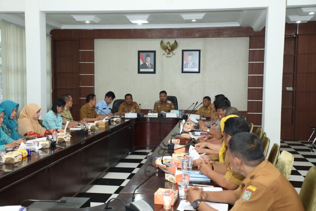 RAPAT: Wabup Asahan, Rianto SH MAP memimpin Rapat Persiapan Panitia Peringatan HUT ke-81 Kemerdekaan Republik Indonesia (RI) Tahun 2026 di Aula Mawar Kantor Bupati Asahan, Selasa (4/8).