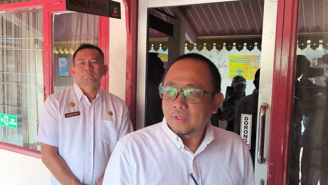 WAWANCARA: Ilhamsyah Bangun saat menjabat Kadisdik Langkat ketika diwawancarai usai penggeledahan KPK. (Teddy Akbari/Sumut Pos)