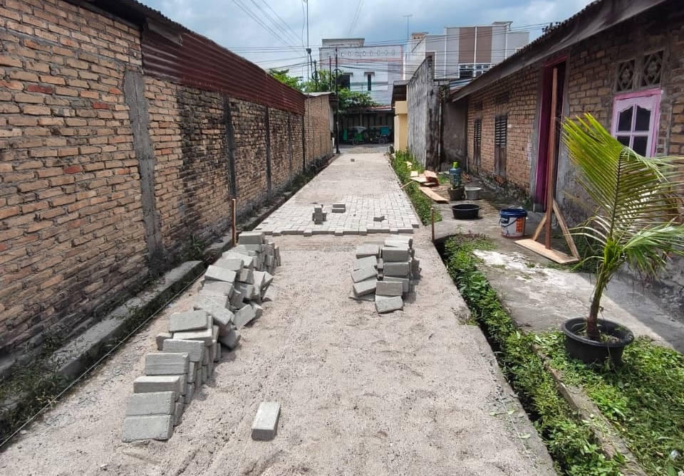 PROYEK TANPA PLANG: Pekerjaan pembangunan jalan melalui Program Dangkel di Lingkungan III, Kelurahan Bandarsono, Kota Tebingtinggi, tampak masih berlangsung tanpa dilengkapi papan informasi proyek hingga hari kedua pelaksanaan, Rabu (5/8).( Azan purba/Sumutpos)