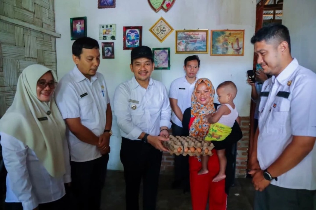 SERAHKAN BANTUAN: Wali Kota Tebingtinggi, H Iman Irdian Saragih menyerahkan bantuan secara simbolis kepada salah satu warga saat meninjau RTLH di Kelurahan Pinangmancung, Kecamatan Bajenis, Rabu (5/8). Azan purba/sumutpos.