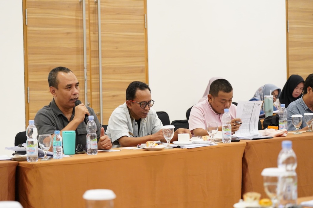RAPAT: Wakil Ketua DPRD Deliserdang sekaligus Koordinator Banggar H Hamdani Syahputra dan Anggota Banggar lainnya saat rapat bersama di Hotel Wings Sabtu (1/8).